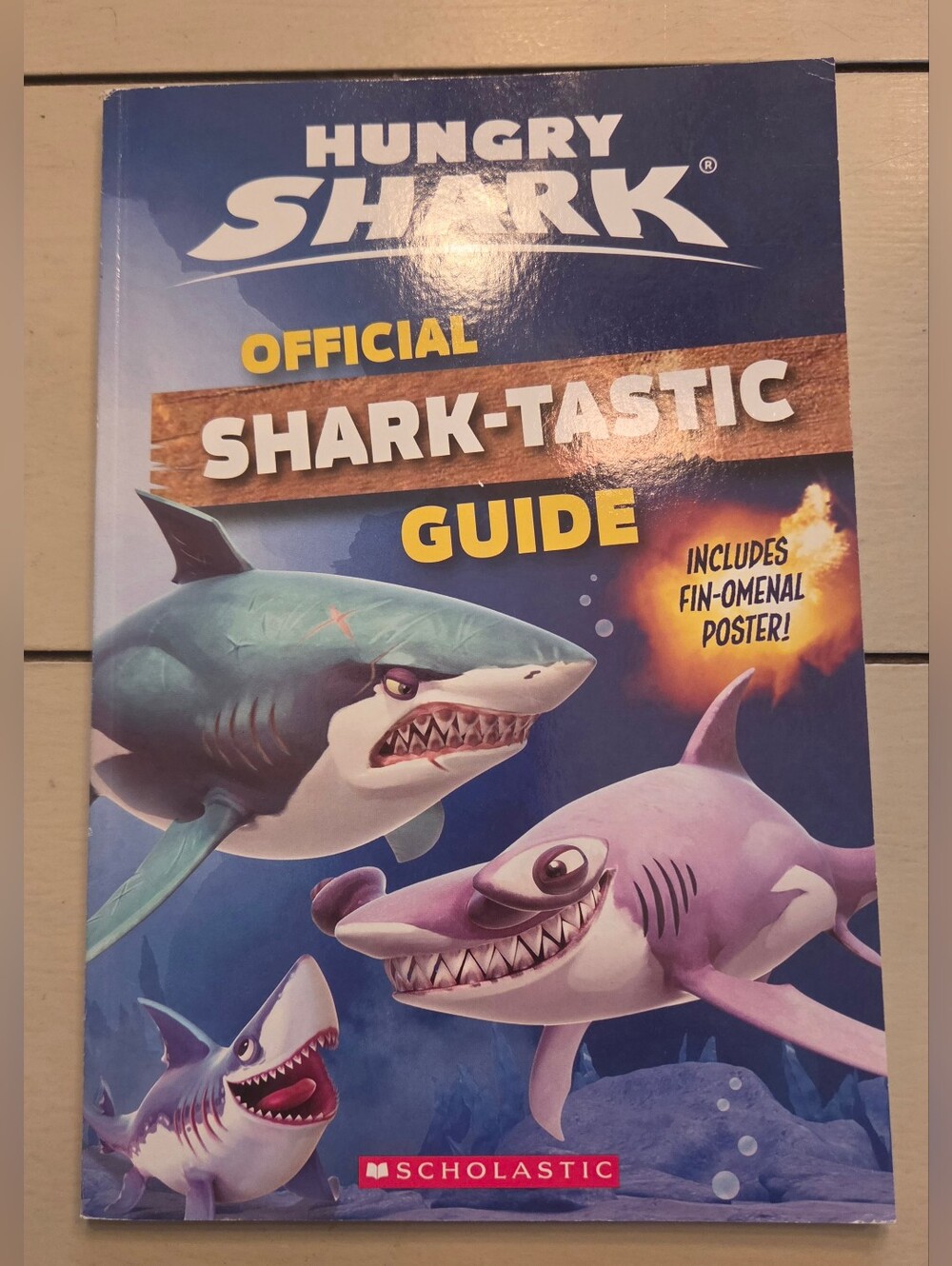 "Hungry Shark - Official Sharktastic Guide" - Paperback - By Scholastic